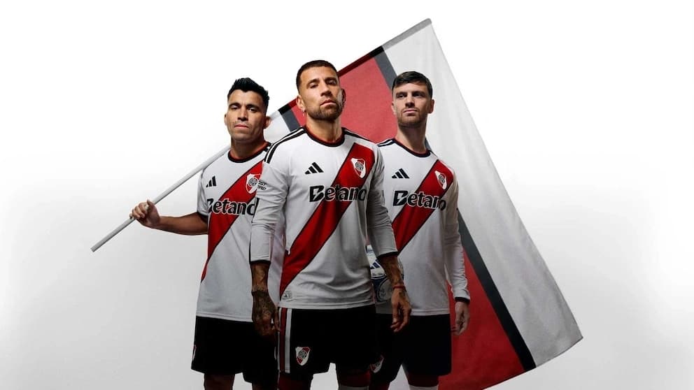 River Plate presentó su nueva camiseta inspirada en uno de los primeros escudos del club